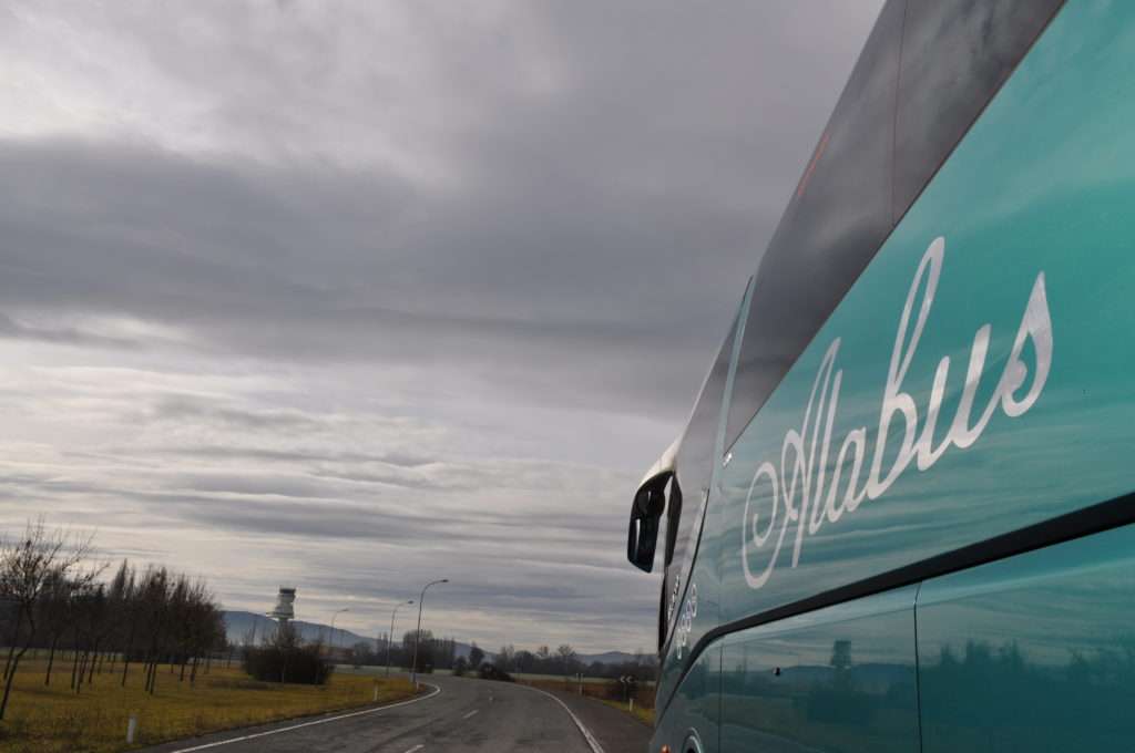 Autobús de alabus en carretera Autobús de alabus en carretera de vitoria