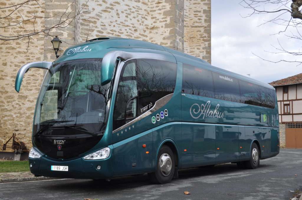 autobús en zona de piedra